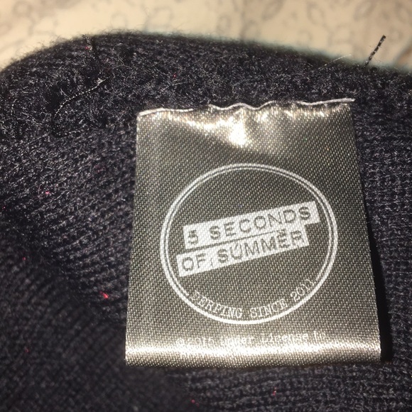 Black, White 5SOS Branded Concert Beanie One Size - Picture 4 of 4